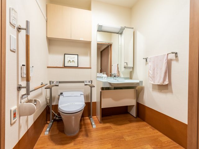 バリアフリートイレ設備 トイレ 手すり付きの広々としたトイレスペースは、安心してご利用いただける構造です。清潔感があり、快適な個室をご提供しています。