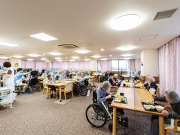 明るい食堂の光景