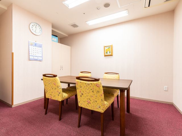 明るい空間の食堂の一部 共有スペース ゆったりとした椅子とテーブルが配置された落ち着いた雰囲気の食堂です。休憩や食事の時間に、皆さんでコミュニケーションを取りながら過ごすことができます。