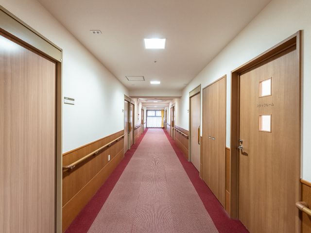 清潔感のある施設の廊下 廊下 ゆったりとした廊下は清潔感に溢れ、安全に配慮された手すりが整備されております。就業をお考えの方にとって、快適な環境が提供されています。