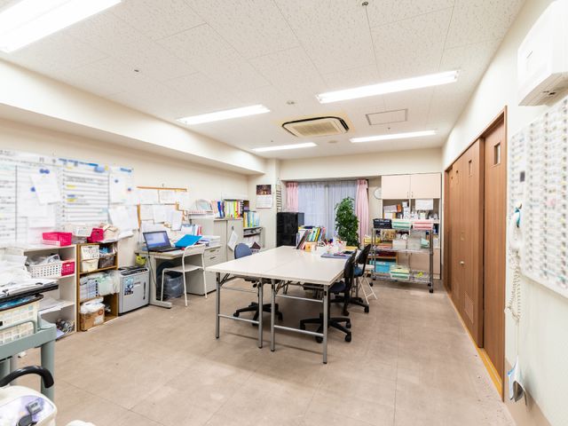 スタッフルームの様子 スタッフルーム 効率的に整理されたスタッフルームです。必要な資料や道具がすぐに手に取れるよう、工夫がされています。