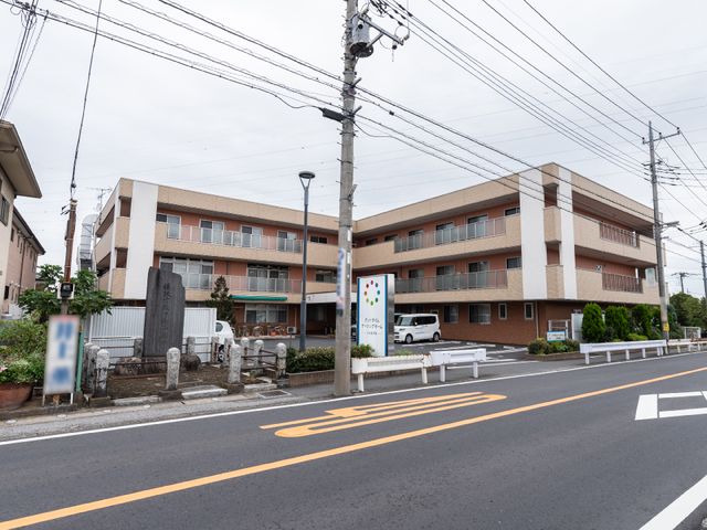 外観の建物と駐車場 外観 広々とした前庭には、緑も配され、明るい印象の建物です。駐車場も完備されており、アクセスも便利そうです。