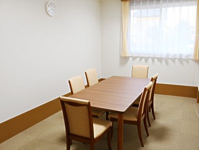 明るい食卓のある部屋