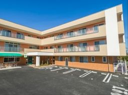 明るい施設の外観