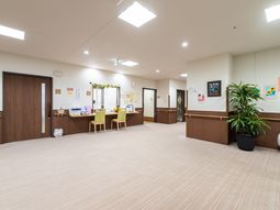 明るいロビーの風景