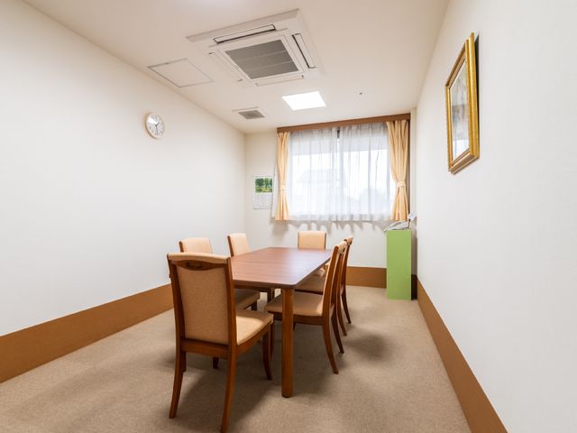 快適な居室の空間 共有スペース ゆとりある居室では、ナチュラルな色合いの家具が温かみを感じさせ、ゆったりとした時間を過ごすことができます。