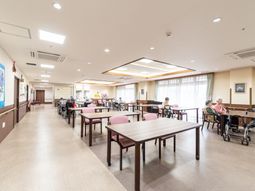 ゆったりとした共有ダイニング