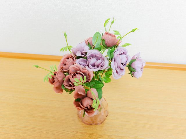 花のアレンジメント一覧 花 暖かみのある色合いの花が飾られた空間です。訪れた方々に心安らぐ時間を提供しています。