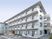 清潔な白い外観の建物