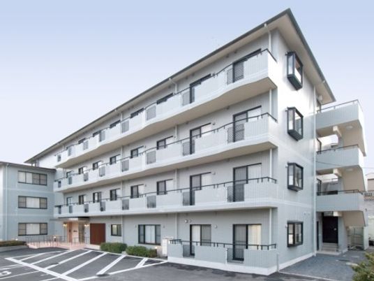 清潔な白い外観の建物