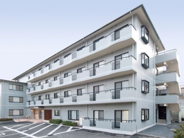 清潔な白い外観の建物