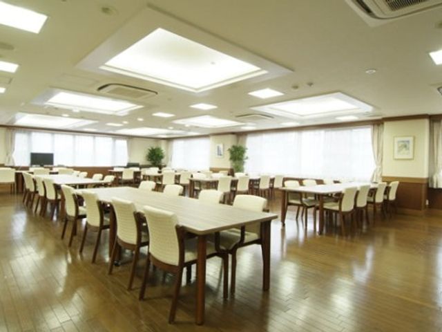 広々としたダイニングスペース 食堂 明るく広々としたダイニングルームでは、毎日の食事が楽しみのひとつとなります。ゆとりあるスペースが心地よい交流の場を提供しています。