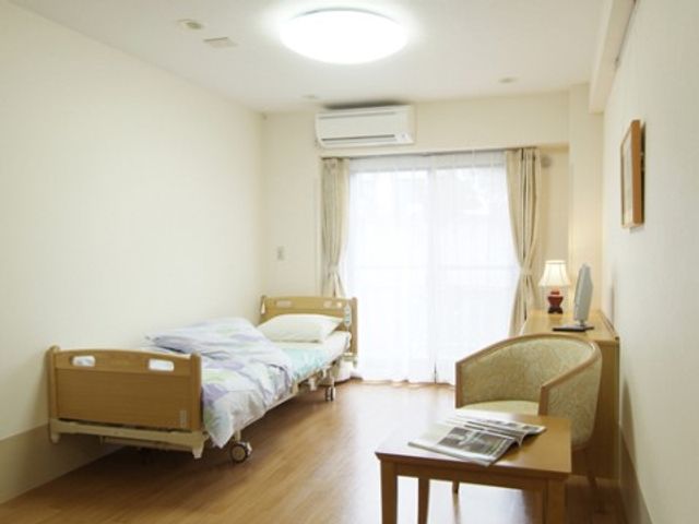 快適な居室 居室 ゆったりとした居室は、機能的な家具と明るい採光が心地よい空間を演出しています。働く環境としても、居心地の良さを大切にしています。