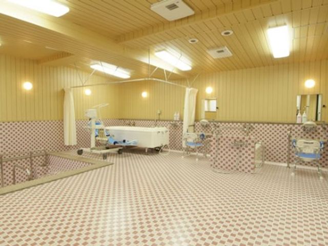 ゆったりとした浴室 浴室 清潔で広々としたバリアフリーの浴室です。快適な入浴時間を提供しています。