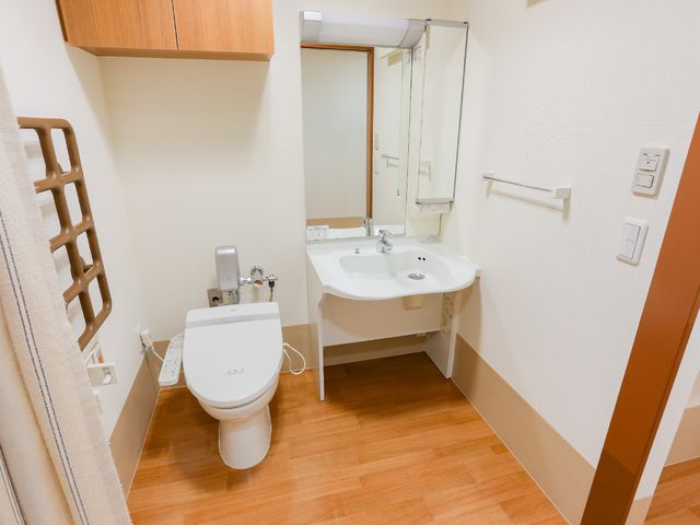 清潔な洗面トイレ空間 トイレ 広々とした使いやすい洗面台があり、日々の快適な身支度をサポートします。必要なものが手の届くところに配置されており、清潔感が保たれています。