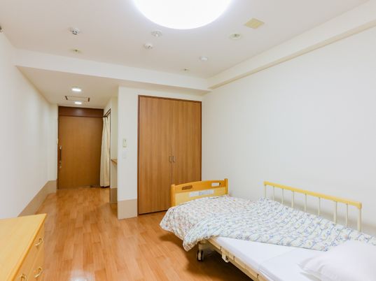 居室のベッドと入口