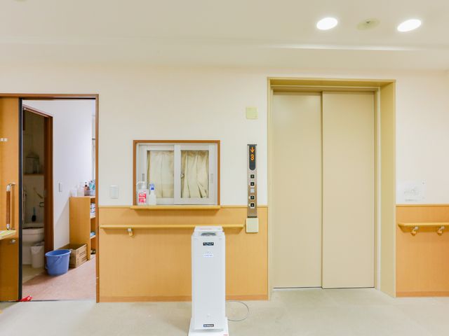 清潔感のあるエレベーターホール エレベーター 綺麗に保たれたエレベーターホールは、利用者の動線を考慮した設計です。円滑な移動のための広々とした空間が確保されています。