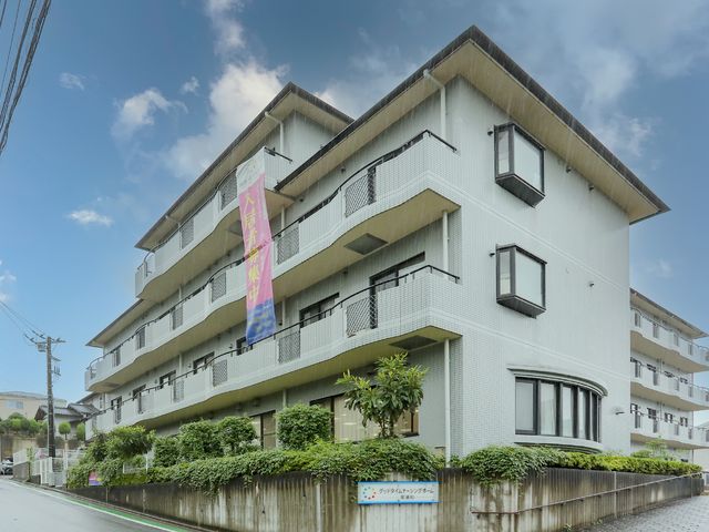 白い建物の外観 外観 清潔感のある白い建物は、広々とした前庭が印象的です。安定した職場環境をお求めの方にお勧めいたします。