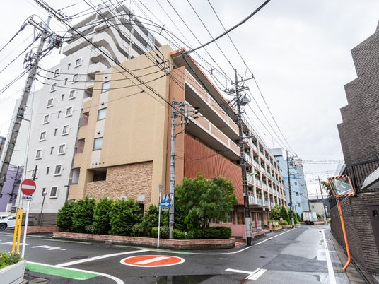 都会の中の居室建物