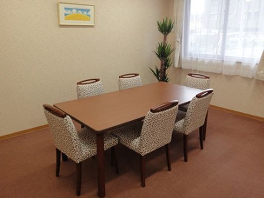 ゆったりした会議室のテーブル