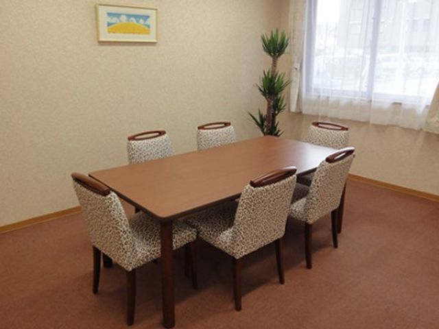 ゆったりした会議室のテーブル