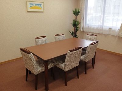 ゆったりした会議室のテーブル