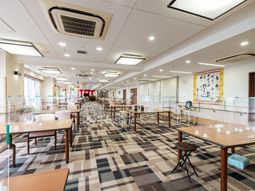 広々とした明るい食堂