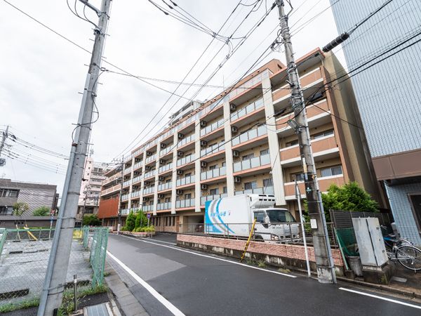 多階層の建物の外観