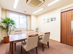 明るい食堂の様子