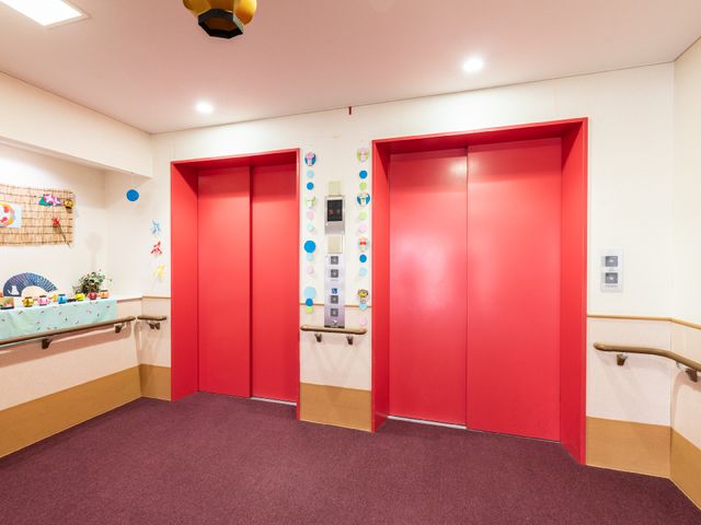赤い扉のある廊下