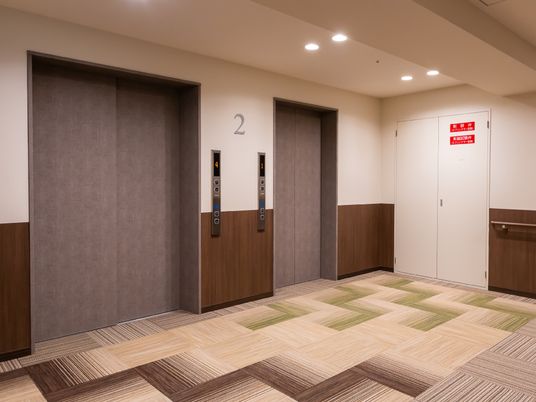 清潔で広々とした廊下