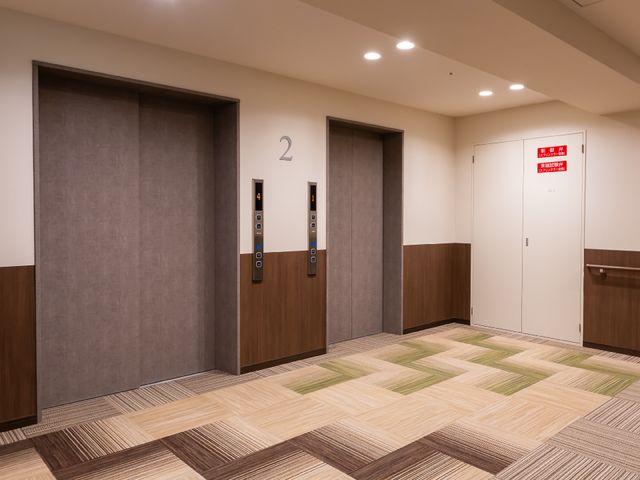 清潔で広々とした廊下 エレベーター きれいに整備されたゆとりある廊下は、移動もラクになっています。スタッフとのコミュニケーションもここでふんだんに行えますね。