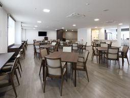 広々とした明るい食堂