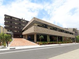 モダンな建物のエントランス