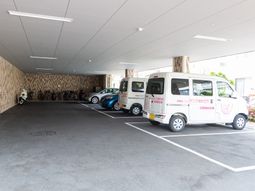 駐車スペースのある外観