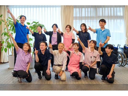 笑顔のスタッフが集うラウンジ  
