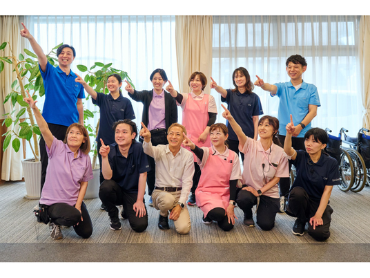 笑顔のスタッフが集うラウンジ  