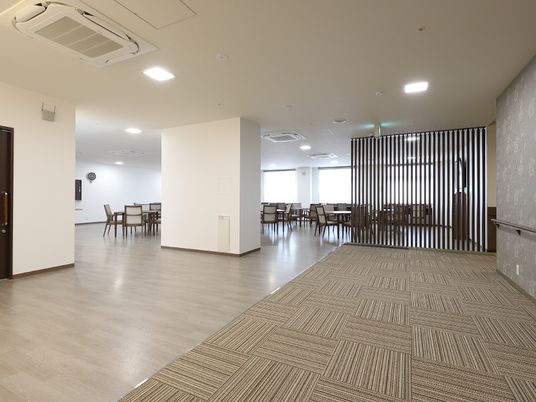 構造上の柱や目隠しの木の柱はあるが、通路との間に壁や扉がない食堂