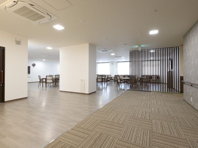 広々とした共用エリア 食堂 ゆとりのある空間で食事の時間を心地よく過ごせるダイニングです。機能的なデザインのインテリアが配置され、くつろぎのひとときを提供しています。