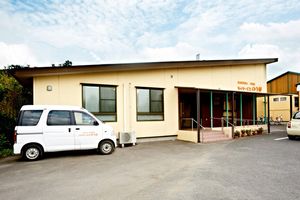 広々とした駐車場外観  