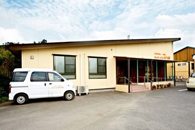 広々とした駐車場外観  