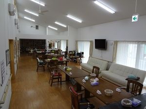 明るい食堂の内観  