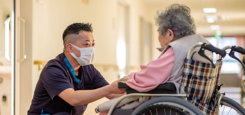 親身な介護の様子廊下  