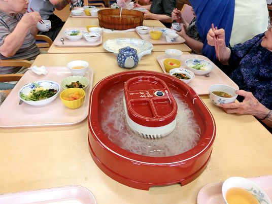 そうめん流しと食事風景