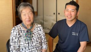 笑顔のスタッフと利用者様の和室