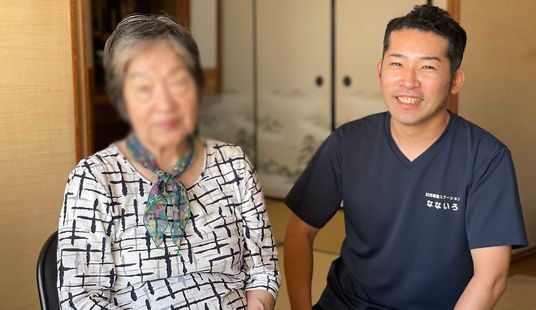 笑顔のスタッフと利用者様の和室