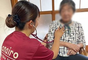 看護師と利用者の居室  