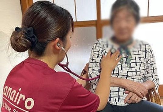 看護師と利用者の居室  