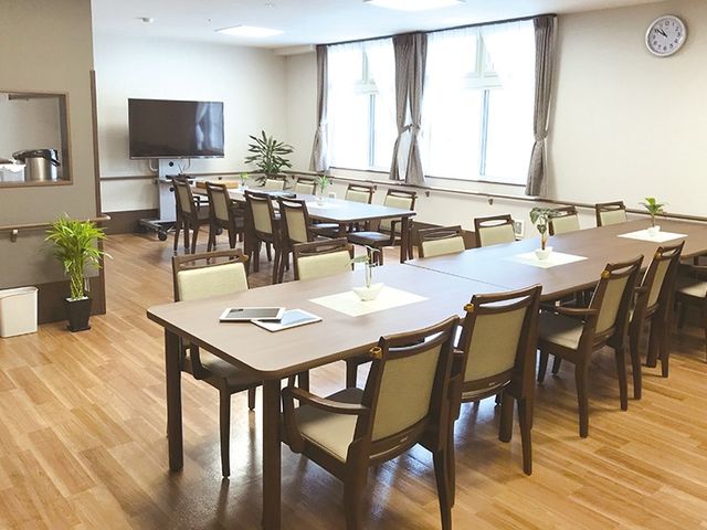 明るい食堂 食堂   大きな窓から自然光が入る、明るく広い食堂です。複数のテーブルと椅子が整然と並び、落ち着いて過ごせます。