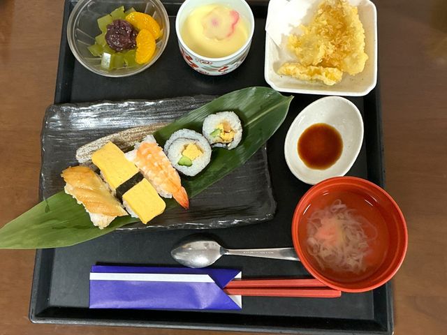寿司膳の食事 食堂 彩りのよい寿司膳が並び、特別感のある食事を楽しめます。行事食のある施設では、働く側も利用者さまの笑顔にふれやすいです。